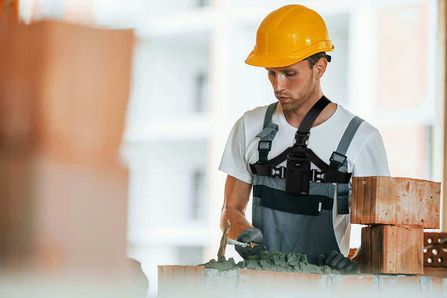 CONSTRUCTION WORKER'S CHEST HARNESS FOR MOBILE DEVICES
